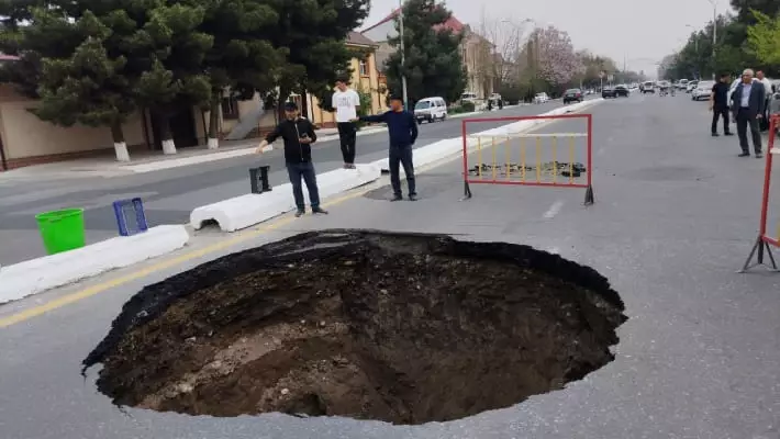 В Андижане из-за разрыва канализации обрушилась дорога