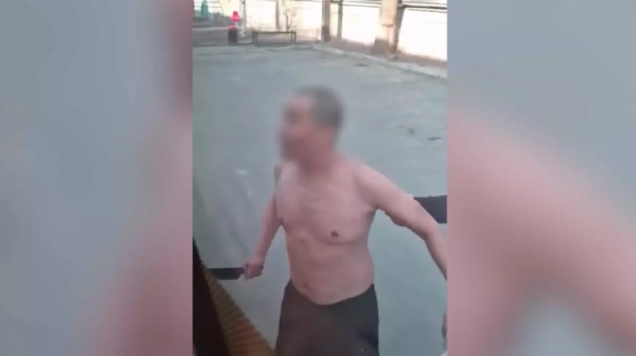 Мужчина угрожал ножом работникам скорой помощи в Алматы