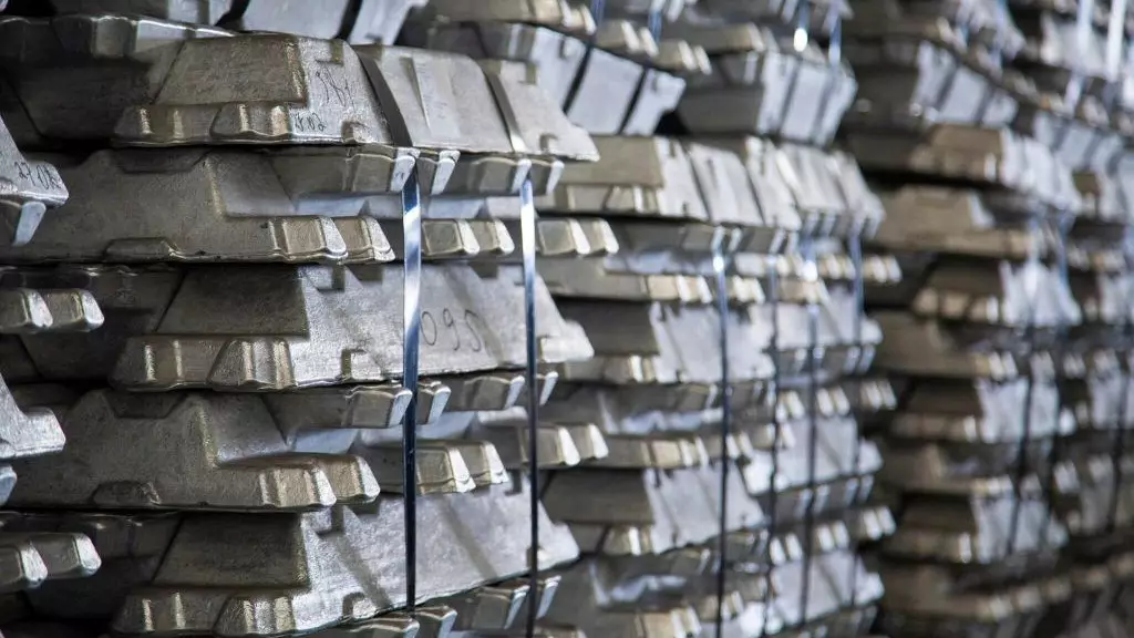 Мировые цены на алюминий взлетели после ударов по заводам в ОАЭ и Бахрейне