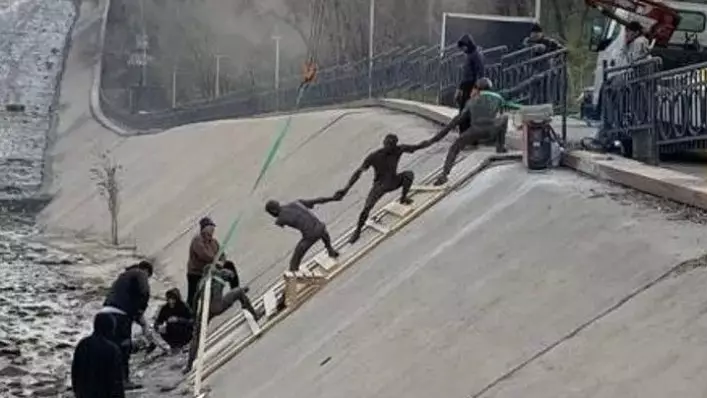 История из Алматы растрогала мир: памятник спасению собаки стал интернет-феноменом