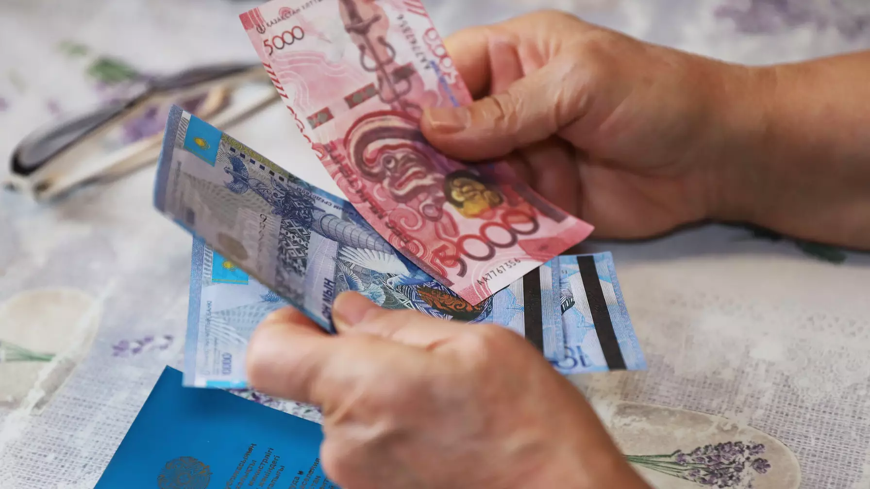 "Зейнетақы үшін жалақыдан 20% ұсталады": Министрлік жауап берді