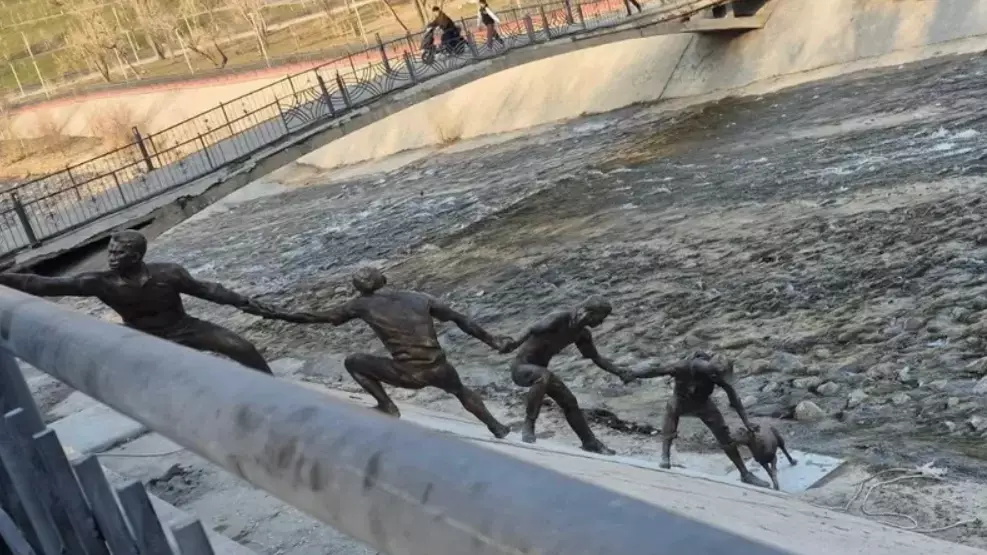 Алматыда итті құтқарған адамдарға қойылған мүсін жаһандық сенсацияға айналды