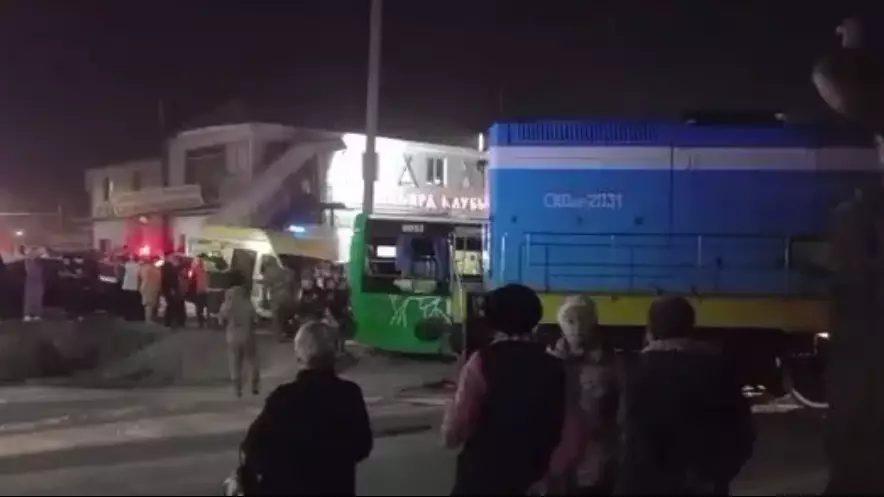 Зардап шеккендер бар: Алматы облысында автобус пойызбен соқтығысты