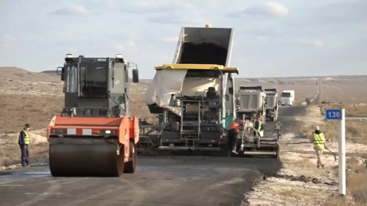 Участок а/д «Жанаозен – граница Туркменистана» ремонтируют в Мангистау