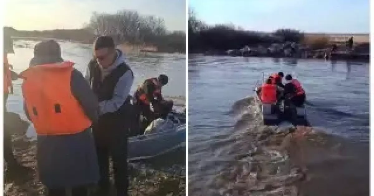  Ақмола облысында көпірді су алып, тұрғындар қайықпен құтқарылып жатыр 