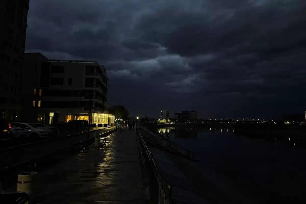 В Атырау дождь снова оставил тысячи домов без света