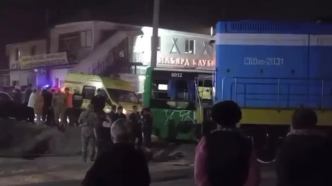 «Алты адам зардап шекті»: Боралдайда автобус пен пойыз соқтығысты