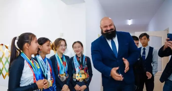 Проект «1000 аулов» помогает благоустроить сельские школы в Казахстане.