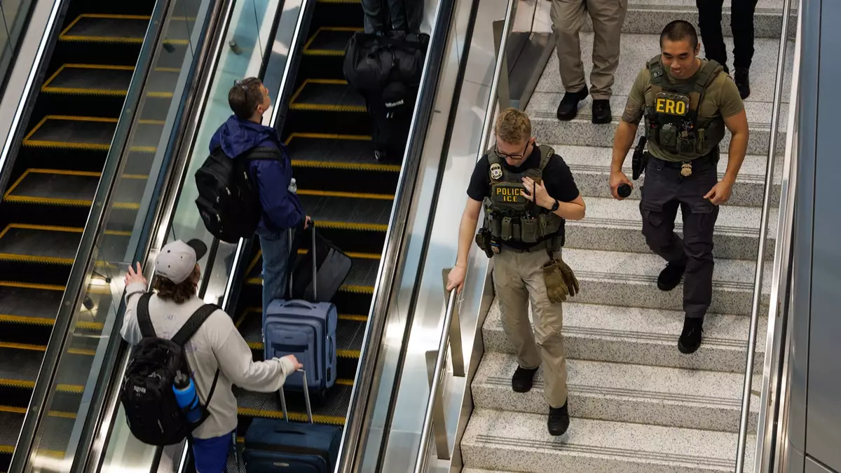 Министерство внутренней безопасности заявляет, что депортационные операции "продолжатся", несмотря на сокращение финансирования, пока сотрудники ICE помогают TSA.