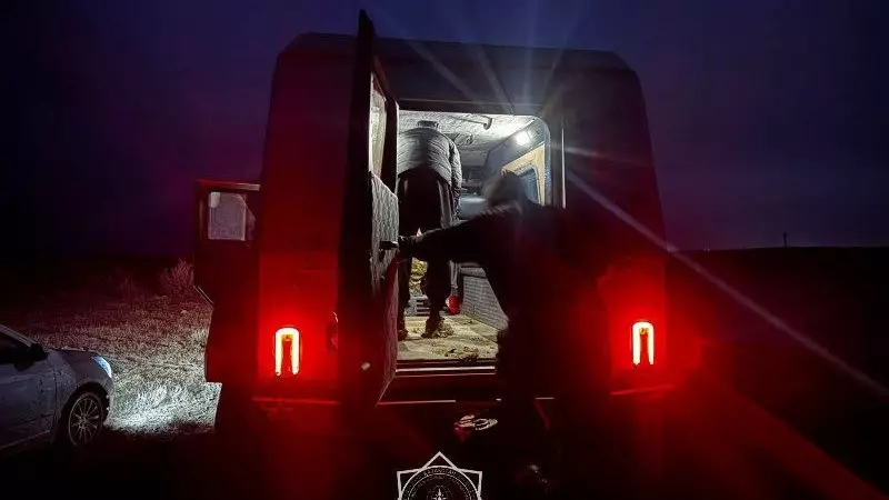 Атырау облысында батпаққа батқан көліктегі 5 адам құтқарылды