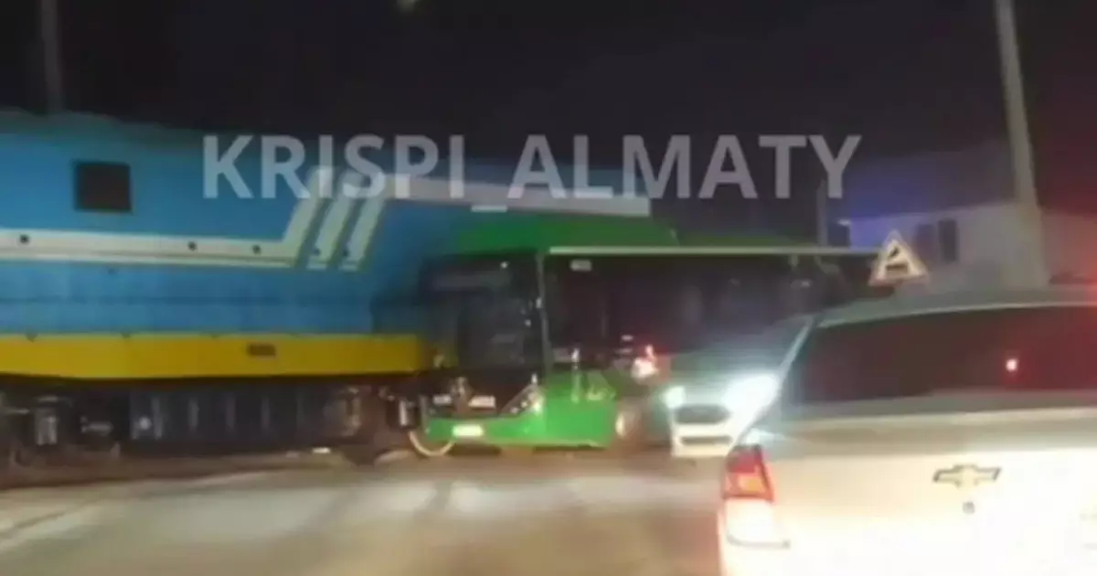  Алматы маңында автобус пен пойыз соқтығысты 