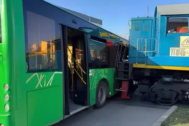 Алматыда пойыз бен автобус соқтығысып қалған
