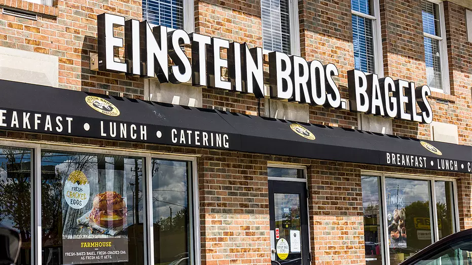 Крем-сыр "Einstein Bagels" отозван из-за наличия миндаля, способного вызвать опасную для жизни аллергическую реакцию.