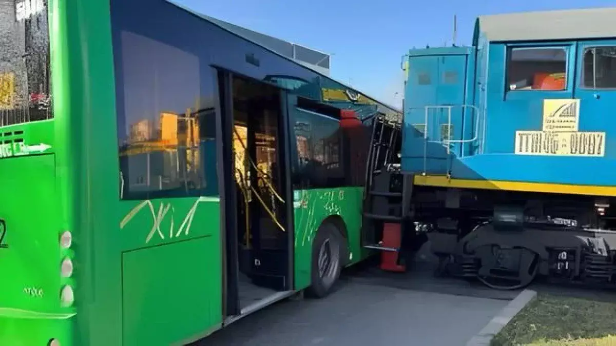 Алматы облысында теміржол өткелінде автобус пойызбен соқтығысты