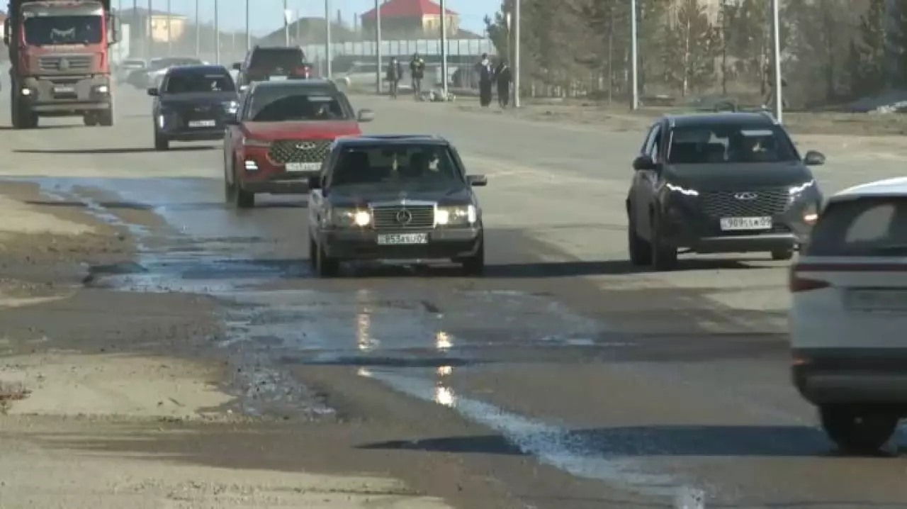 Жители Караганды жалуются на разбитые после зимы дороги