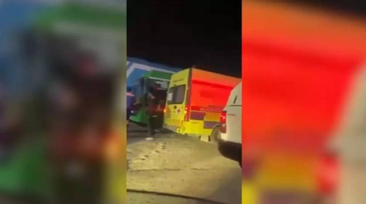 Поезд столкнулся с автобусом в Алматинской области