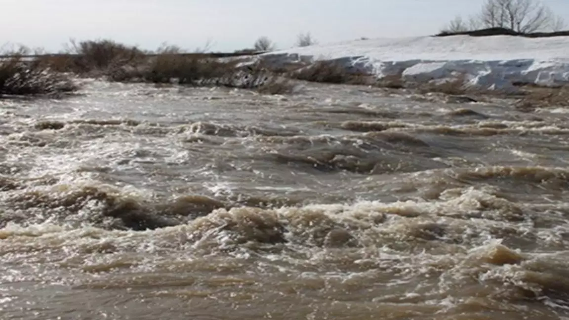 Су тасқыны: Қазақстанның екі өңірінде жол мен көпір зардап шекті