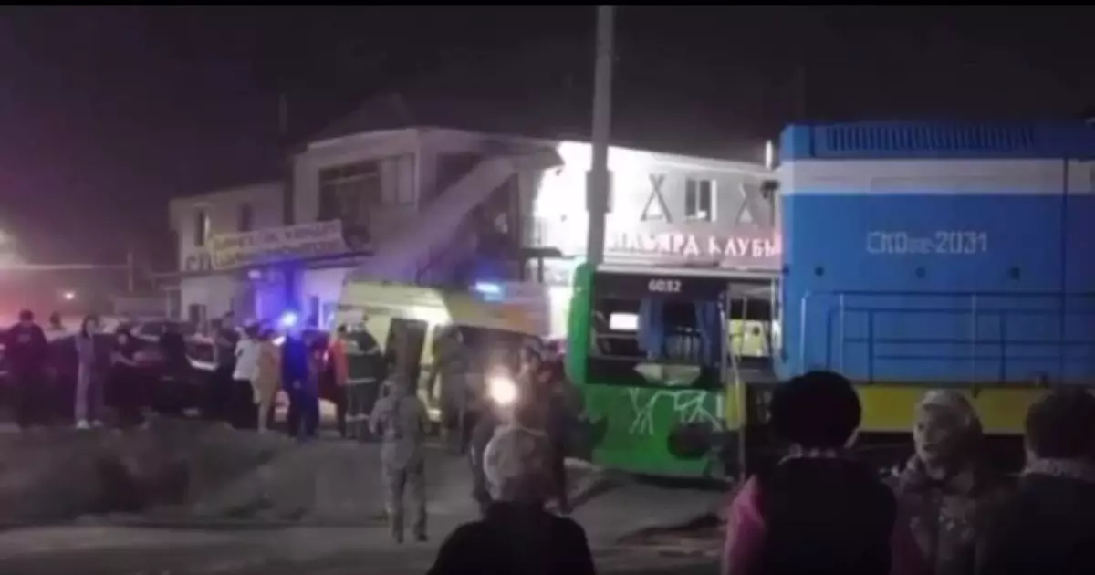  Алматы маңында автобус пойызбен соқтығысып, алты адам зардап шекті 