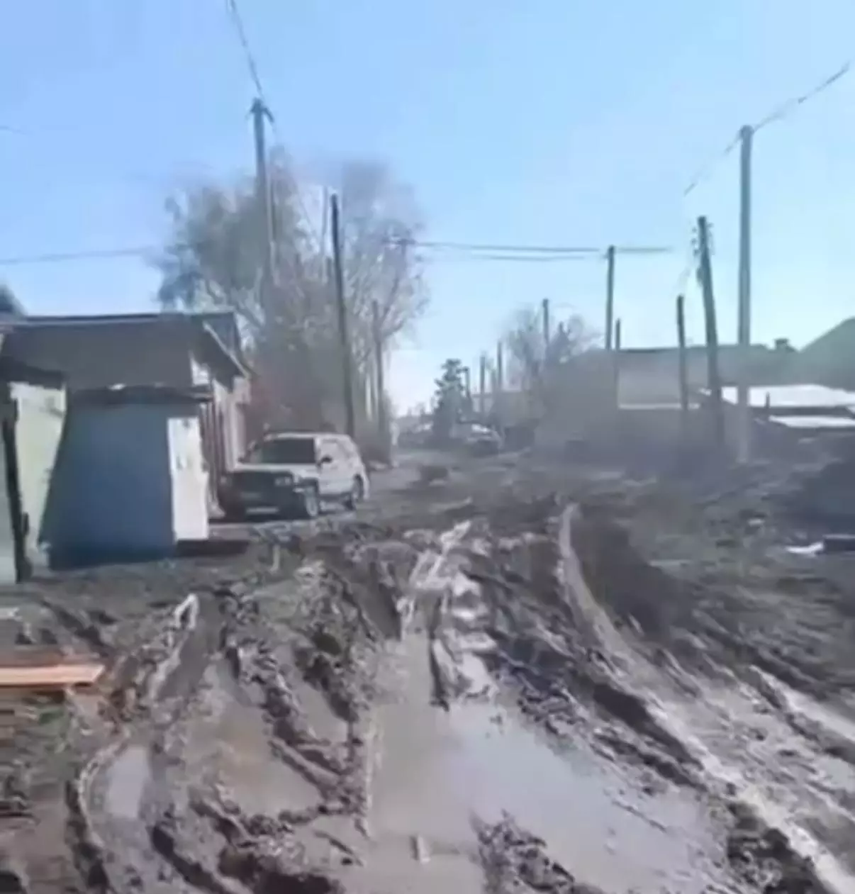 Майқұдықтағы масқара: балалар батпақ кешіп, қараңғыда жүр