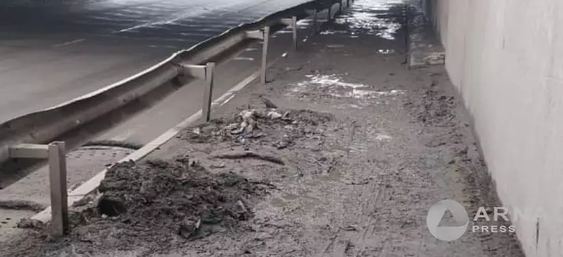 "Невозможно ходить": жители Семея пожаловались на состояние тротуара