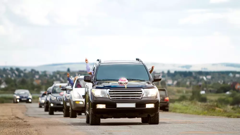 Жол ережесін өрескел бұзған кортеж: жүргізушілер мен жолаушылар қалай жазаланады?