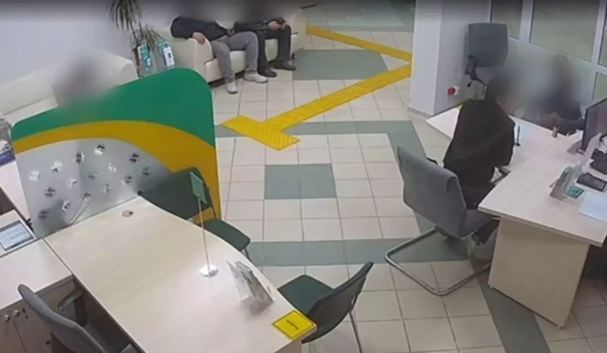 Оралда студенттердің атына шот ашып, ақша айналдырған алаяқ ұсталды