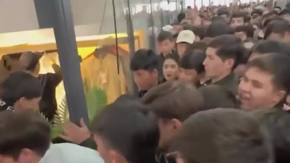 Давка в магазине Тараза: опасный момент с ребёнком попал на видео