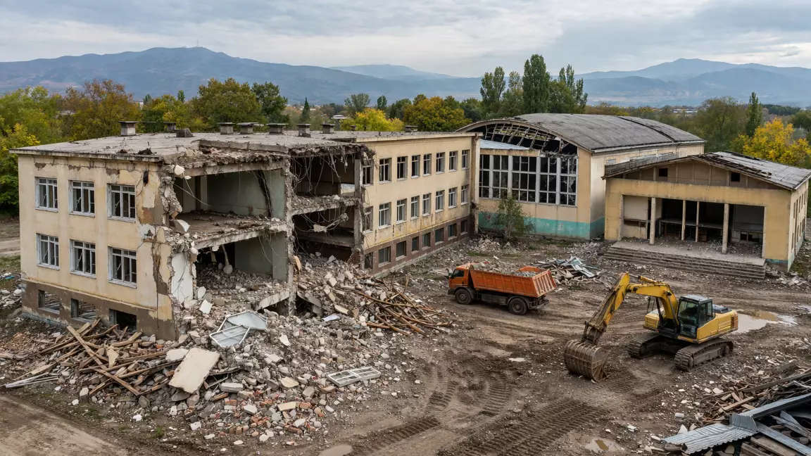 Алматыдағы «Бағанашыл» балалар үйінің ескі ғимараттары сүрілді