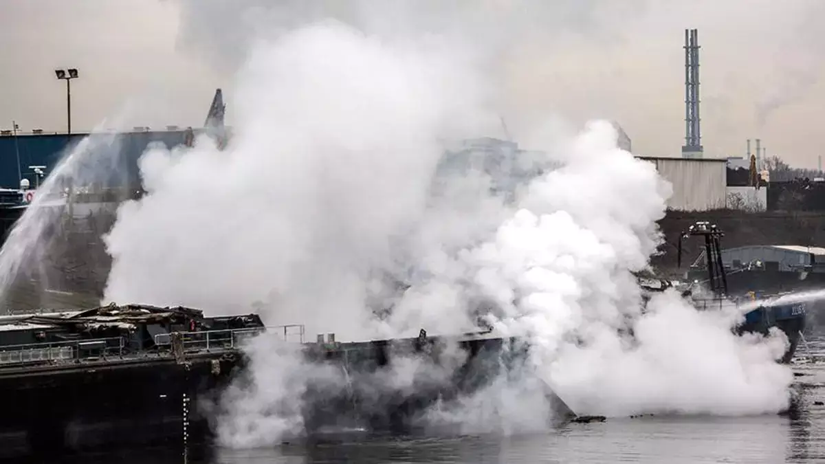 У берегов Дубая подожгли гигантский нефтяной танкер - новости на Lada.kz 31.03.2026