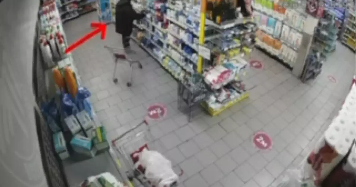  Өскемен тұрғыны дүкеннен 80 қорап шоколад ұрлап кеткен (ВИДЕО) 