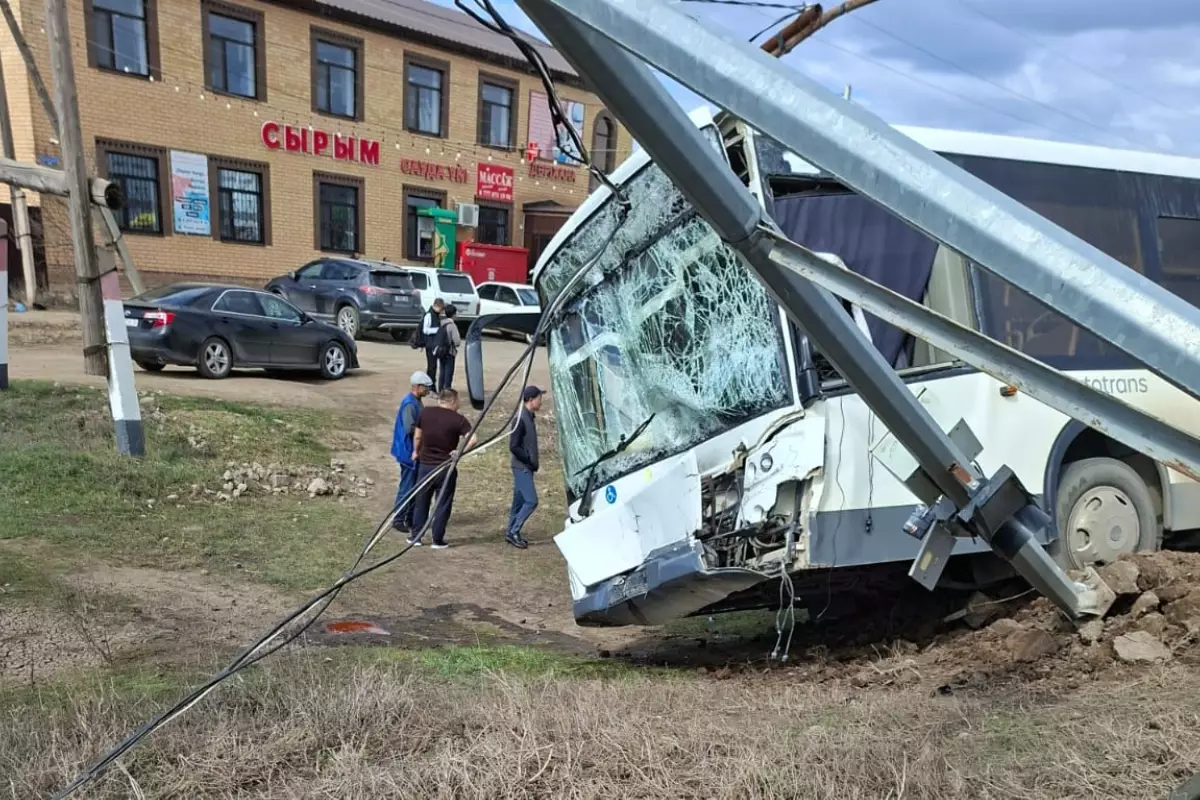 Школьный автобус с детьми протаранили в ЗКО: есть пострадавшие