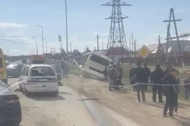 БҚО-да ішінде оқушылар отырған автобус жол апатына ұшырады