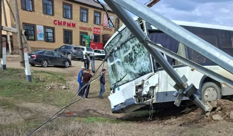 Массовое ДТП: рейсовый и школьный автобусы столкнулись на западе Казахстана