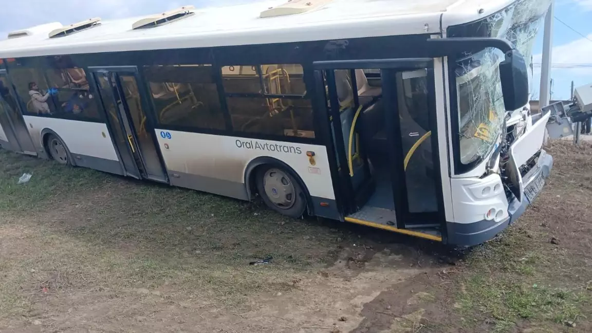 «Оқушы жарақат алды»: Батыс Қазақстанда мектеп автобусы аударыла жаздады
