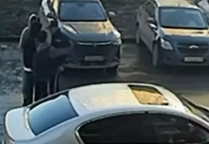 Балаларының көзінше: Қостанайда мас адамдар ескерту жасағаны үшін полицейге шабуыл жасаған