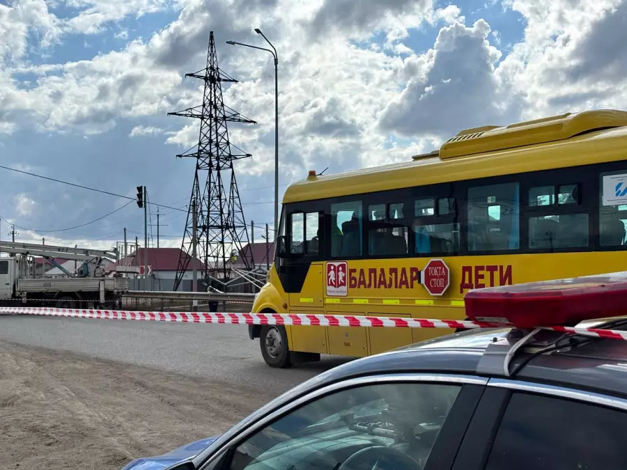 БҚО-да ішінде оқушылар отырған мектеп автобусы жол апатына ұшырады