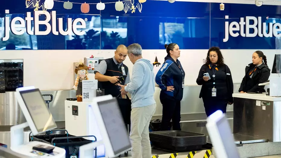 JetBlue повышает сборы за багаж до $9, ссылаясь на рост цен на топливо из-за войны в Иране.