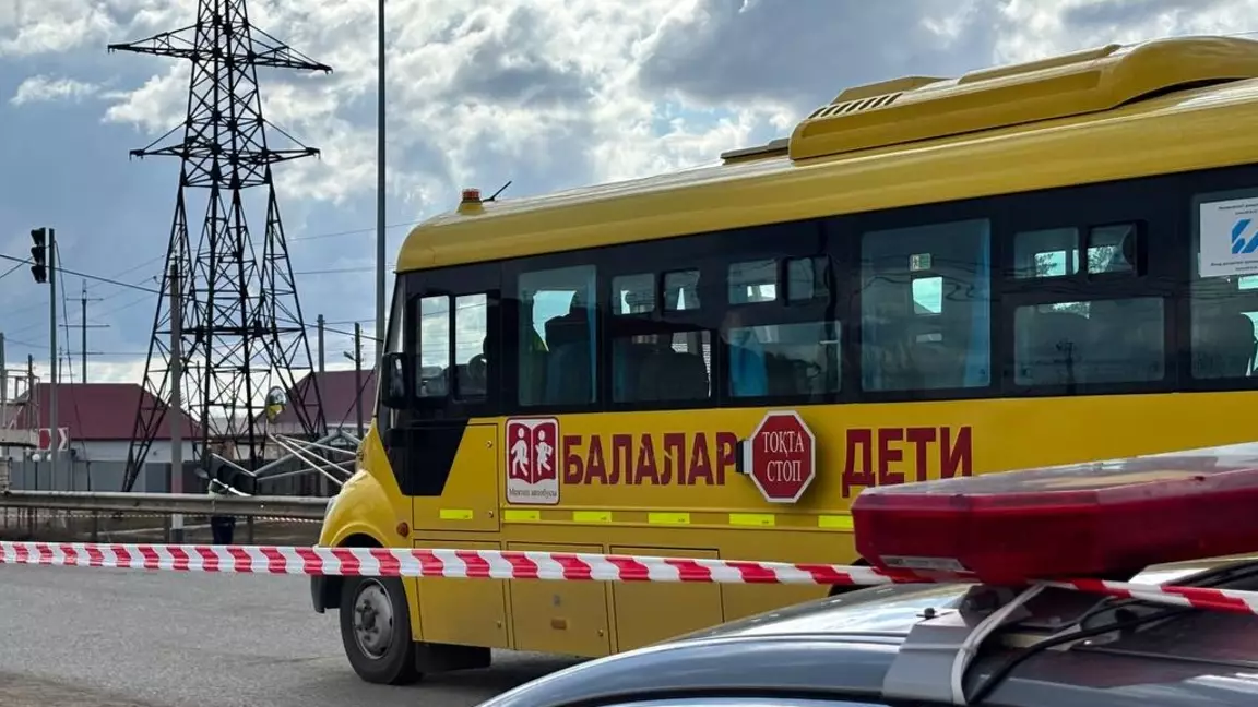 БҚО-да мектеп автобусы жол апатына ұшырады: жолаушылар автобусының жүргізушісі ұсталды