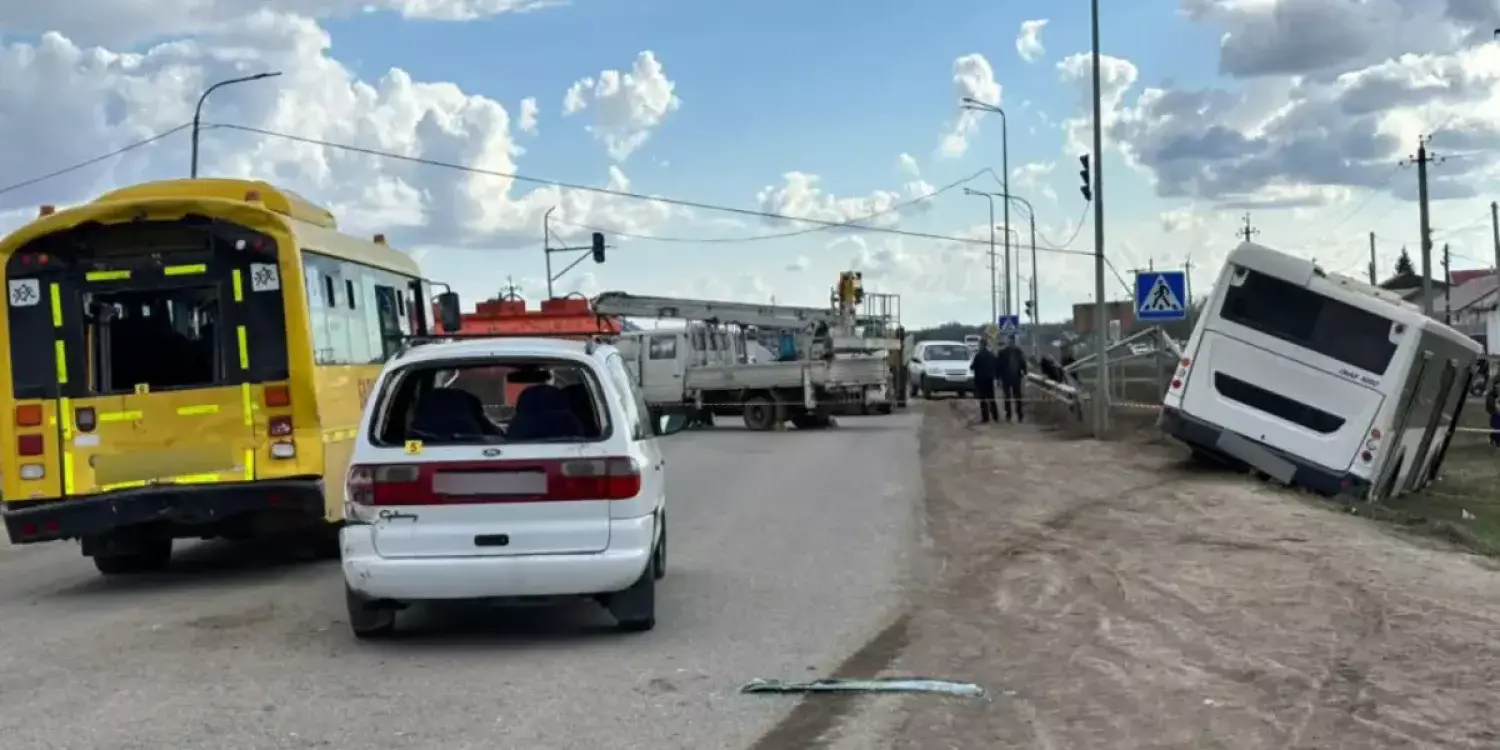 Батыс Қазақстанда оқушылар мінген автобус жол апатына түсті: зардап шеккендер бар