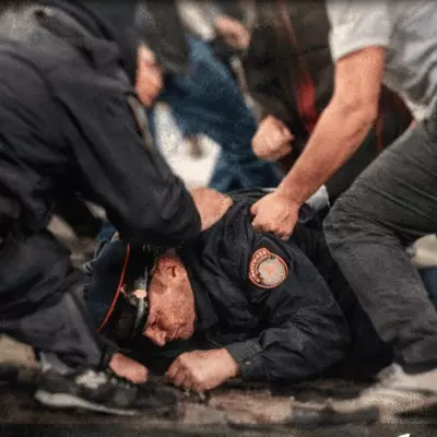 В форме и с детьми: полицейского жестоко избили за замечание