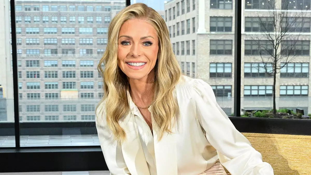 Конфликт Хауи Манделя подчеркивает историю неловких эфирных разговоров Келли Рипы.