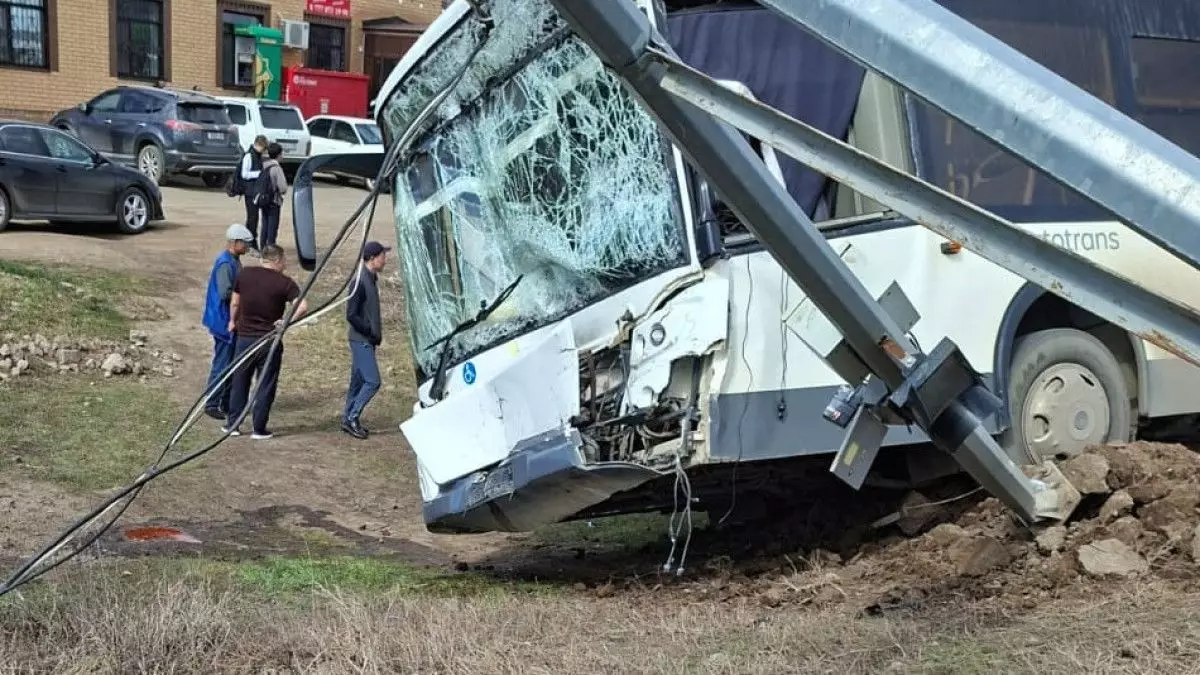 Школьный автобус попал в ДТП в ЗКО: пострадали дети