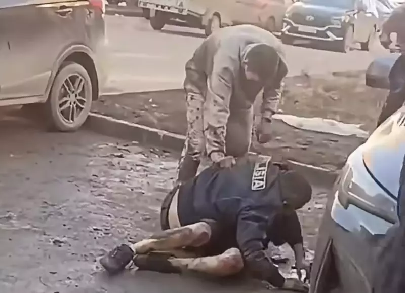 Трое пьяных мужчин напали на полицейского в Костанае