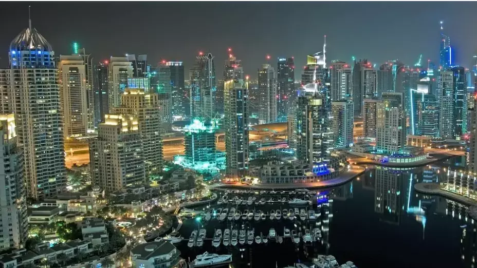 Дубайда сынықтардың құлауы салдарынан 8 адам жарақат алды