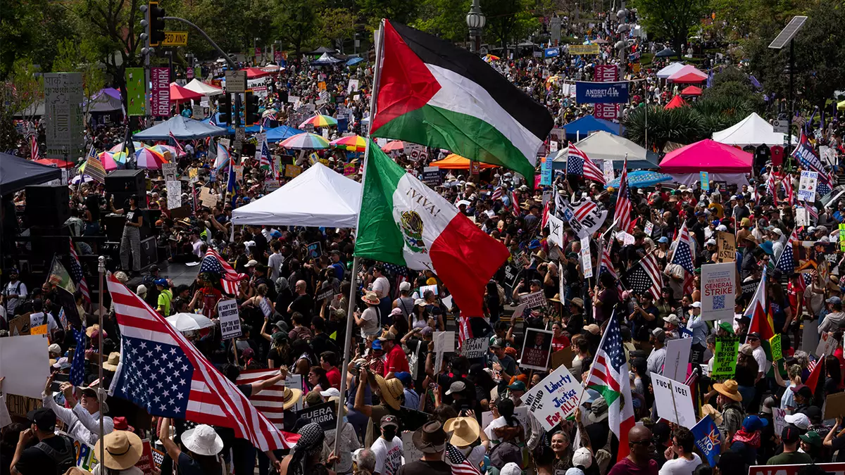 СМОТРИТЕ: Замаскированный зачинщик наносит надпись с угрозой в адрес сотрудников ICE на здание федерального ведомства во время протеста в Лос-Анджелесе.