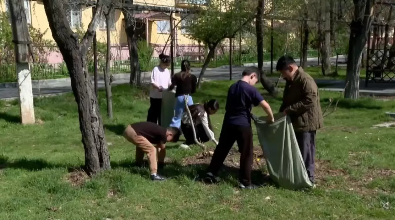 Мусор в обмен на мороженое: необычная экоакция прошла в Кентау