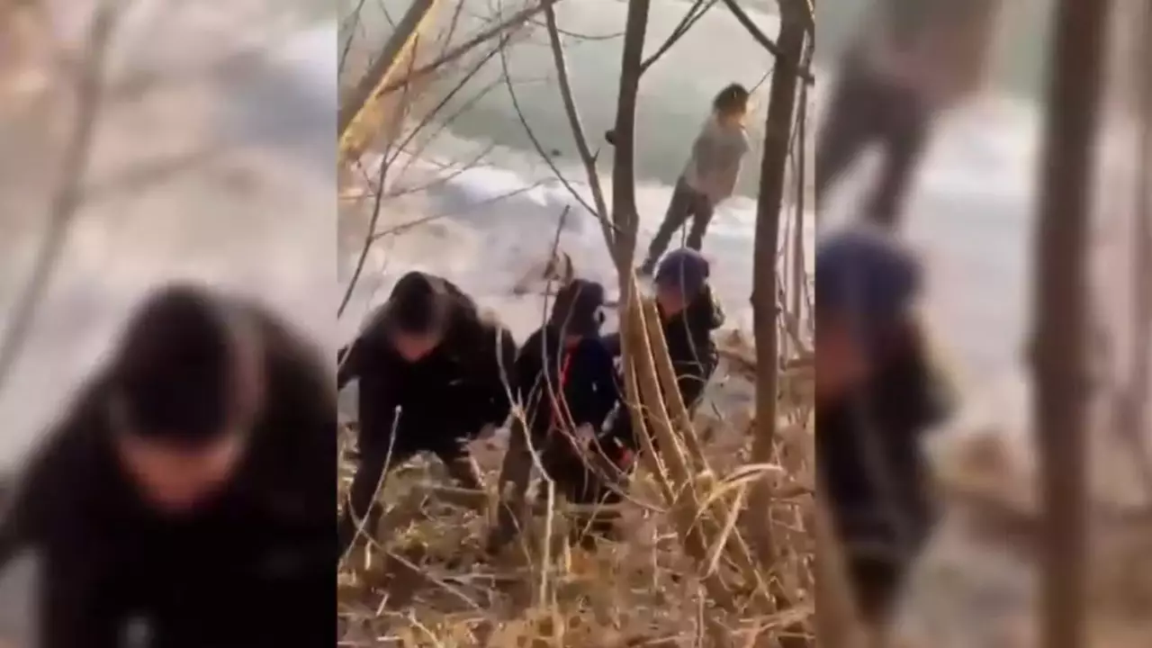 Мұз үстінде ойнаған балалар құтқарылды