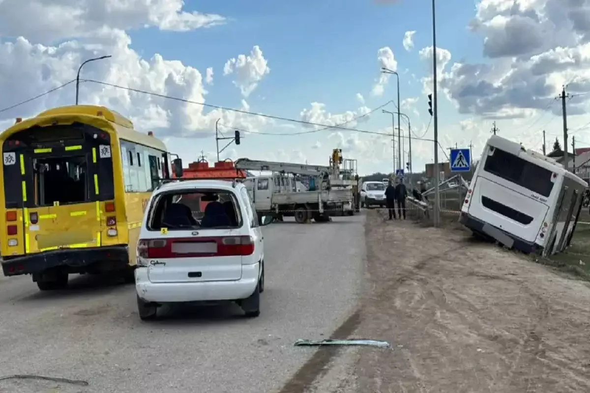 В ЗКО школьный автобус с детьми попал в ДТП