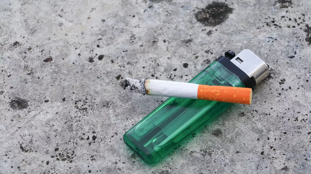 Казахстанка попала в реанимацию, выкурив найденную на улице сигарету