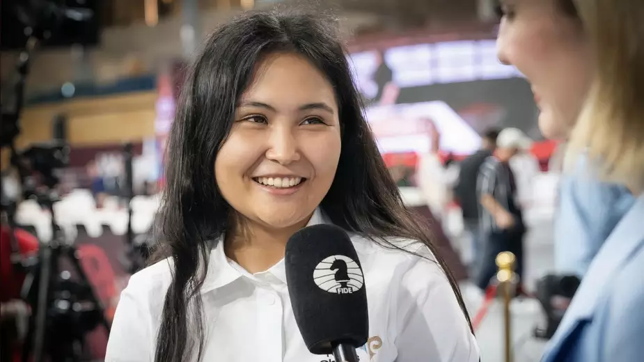 Бибисара Асаубаева первой выиграла партию на Турнире претенденток